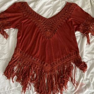 Low-cut maroon detailed Tee